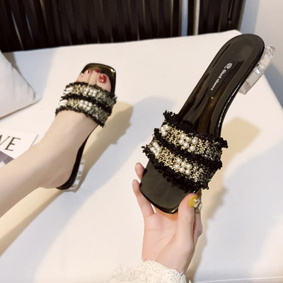 Modern női papucs alacsony, négyzet alakú sarokkal és gyöngyökkel