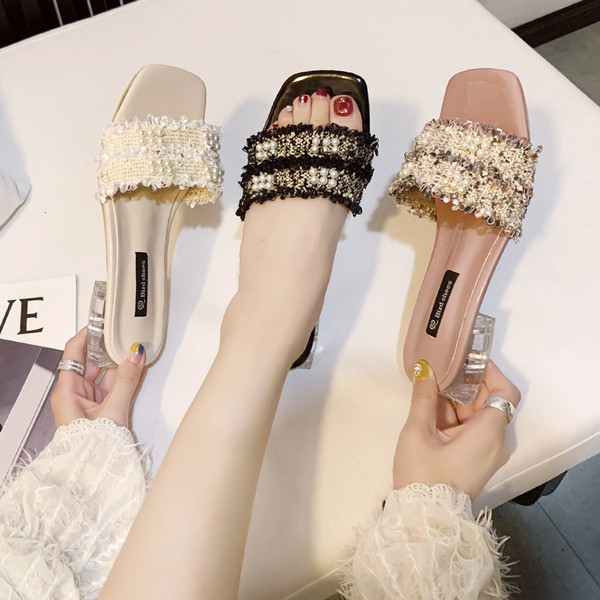 Modern női papucs alacsony, négyzet alakú sarokkal és gyöngyökkel