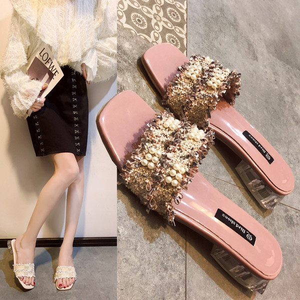 Modern női papucs alacsony, négyzet alakú sarokkal és gyöngyökkel