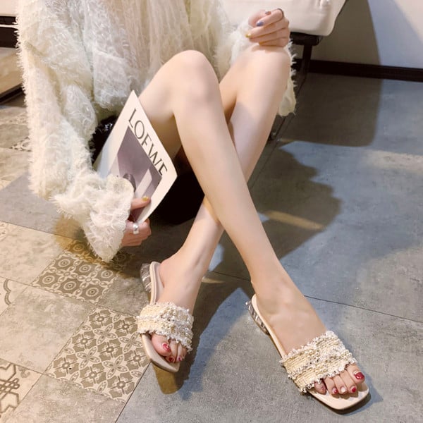 Modern női papucs alacsony, négyzet alakú sarokkal és gyöngyökkel