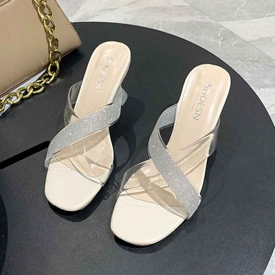 Női papucs kövekkel és átlátszó sarokkal