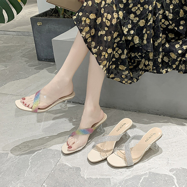 Női papucs kövekkel és átlátszó sarokkal