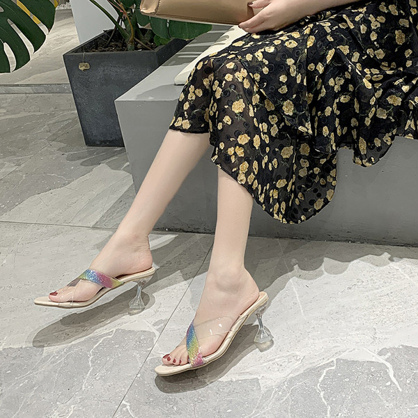 Női papucs kövekkel és átlátszó sarokkal