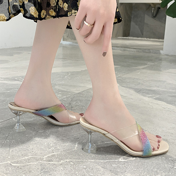 Női papucs kövekkel és átlátszó sarokkal