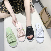 Női papucs hímzéssel és nyakkendővel