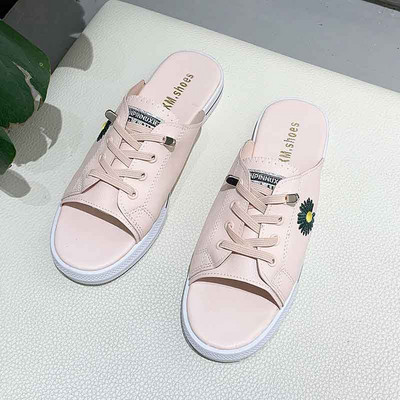 Női papucs hímzéssel és nyakkendővel