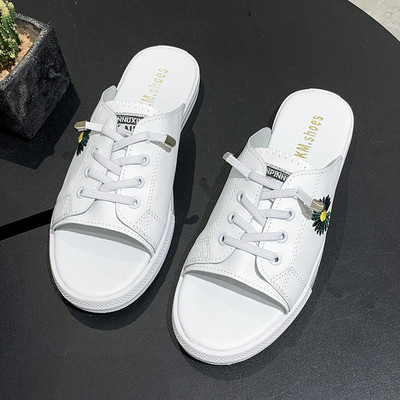 Női papucs hímzéssel és nyakkendővel