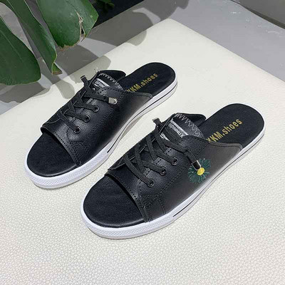 Női papucs hímzéssel és nyakkendővel