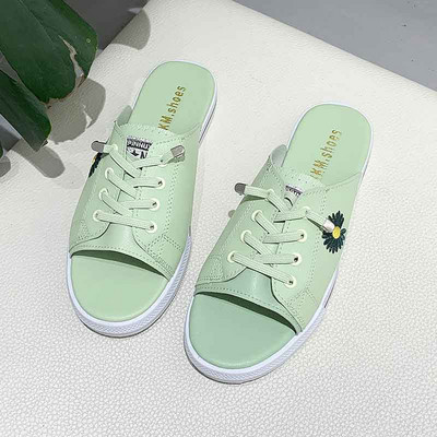 Női papucs hímzéssel és nyakkendővel