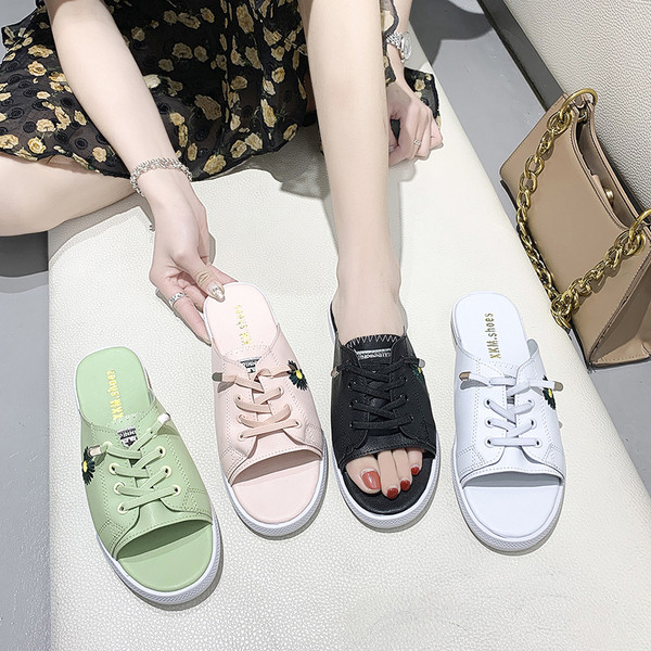 Női papucs hímzéssel és nyakkendővel