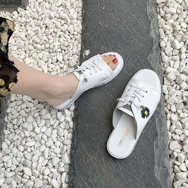 Női papucs hímzéssel és nyakkendővel