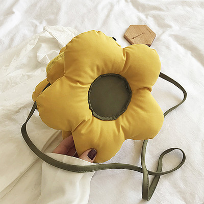 Moteriška laisvalaikio rankinė su ilga plona rankena