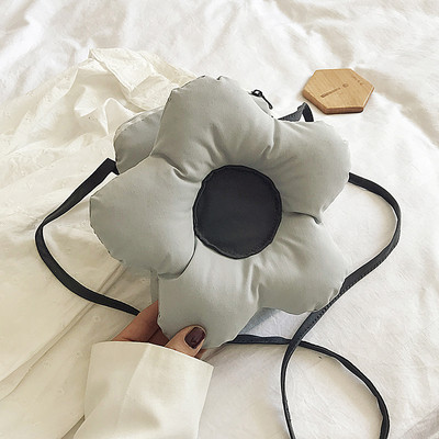 Moteriška laisvalaikio rankinė su ilga plona rankena