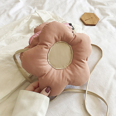 Moteriška laisvalaikio rankinė su ilga plona rankena