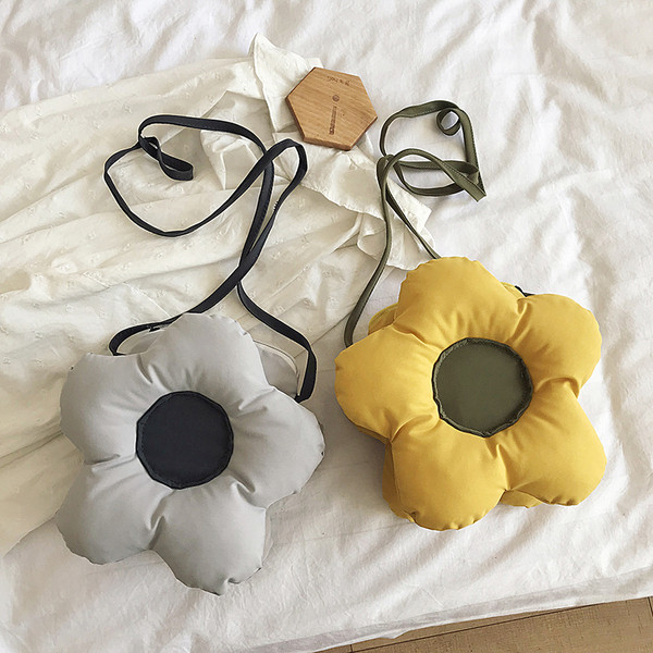 Moteriška laisvalaikio rankinė su ilga plona rankena