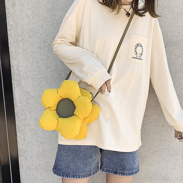 Moteriška laisvalaikio rankinė su ilga plona rankena