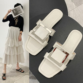 Modern női papucs fém csattal