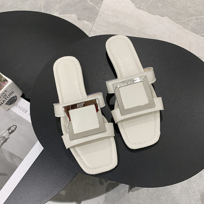 Modern női papucs fém csattal