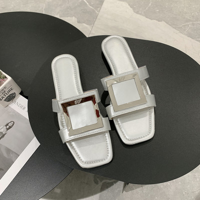 Modern női papucs fém csattal