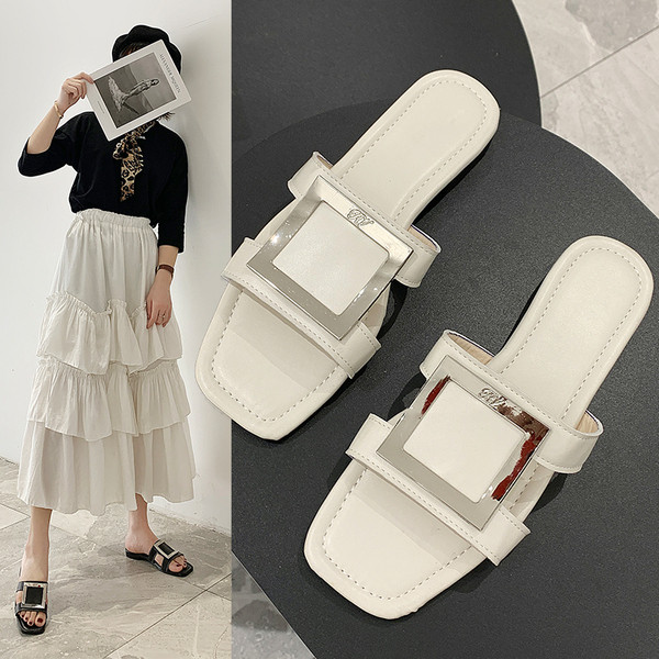 Modern női papucs fém csattal