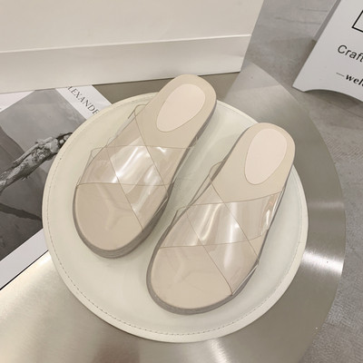 Moteriškos šlepetės plokščiu padu ir permatoma dalimi