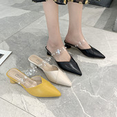 Modern női papucs szögletes sarokkal, átlátszó gyöngyös résszel