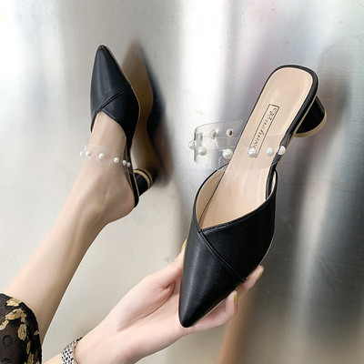 Modern női papucs szögletes sarokkal, átlátszó gyöngyös résszel