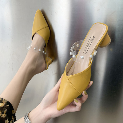 Modern női papucs szögletes sarokkal, átlátszó gyöngyös résszel