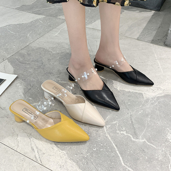 Modern női papucs szögletes sarokkal, átlátszó gyöngyös résszel