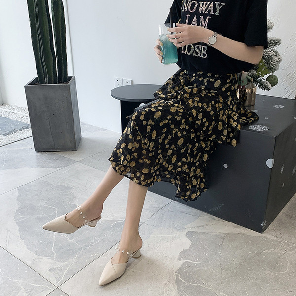 Modern női papucs szögletes sarokkal, átlátszó gyöngyös résszel