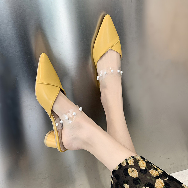 Modern női papucs szögletes sarokkal, átlátszó gyöngyös résszel