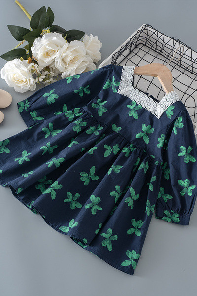 Pritaikyta vaikiška suknelė mergaitėms ilgomis rankovėmis ir kvadratine iškirpte