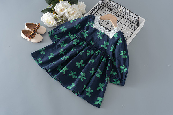 Pritaikyta vaikiška suknelė mergaitėms ilgomis rankovėmis ir kvadratine iškirpte