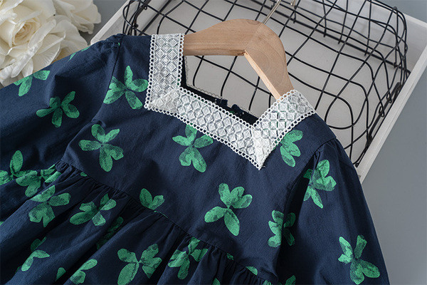 Pritaikyta vaikiška suknelė mergaitėms ilgomis rankovėmis ir kvadratine iškirpte