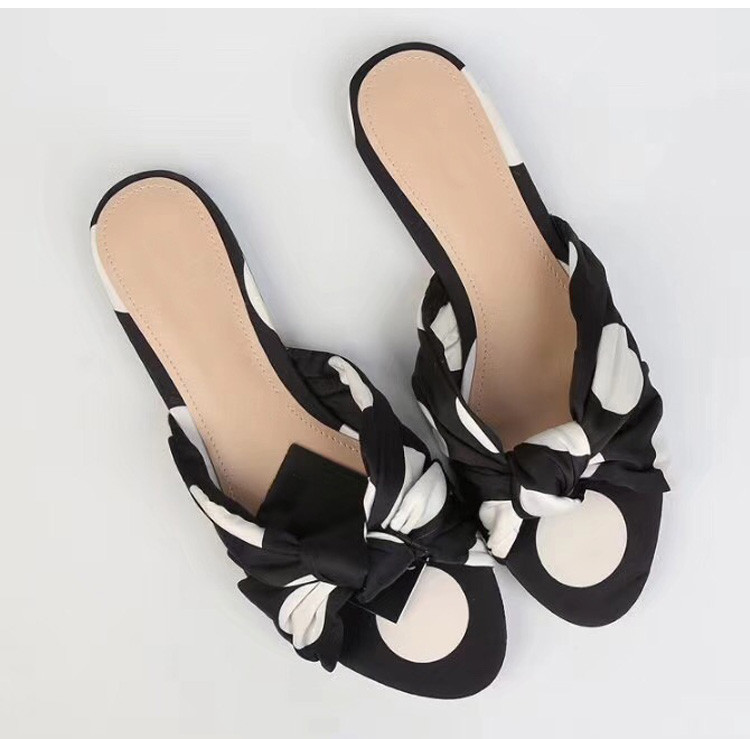 Textilből készült lapos talpú női papucs csomóval