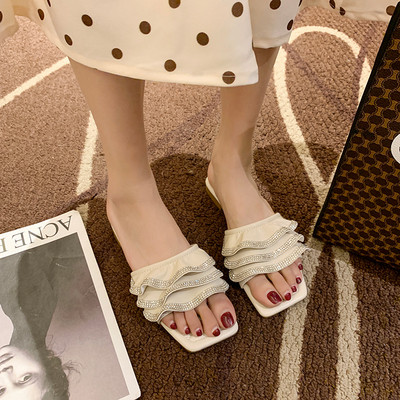 Elegáns női papucs fürtökkel és kövekkel