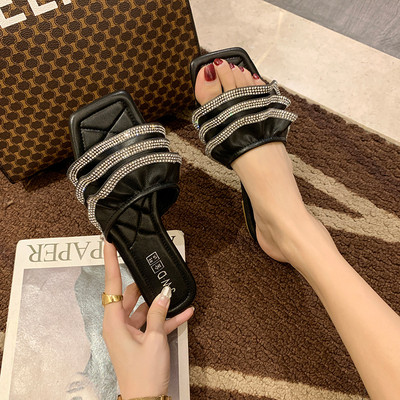 Elegáns női papucs fürtökkel és kövekkel