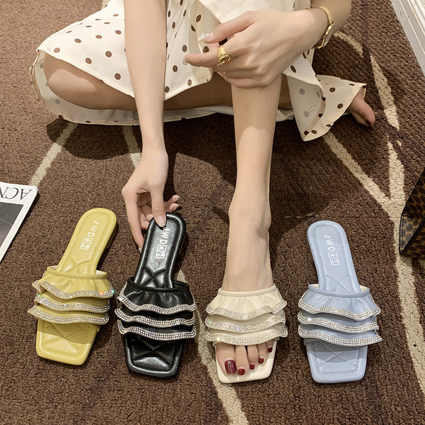 Elegáns női papucs fürtökkel és kövekkel