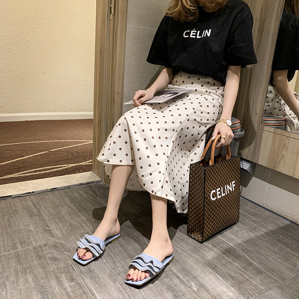 Elegáns női papucs fürtökkel és kövekkel