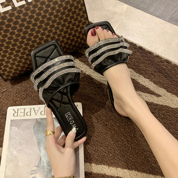 Elegáns női papucs fürtökkel és kövekkel