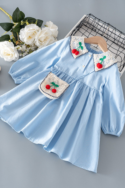 Új modell gyerekruha klasszikus gallérral és táskával