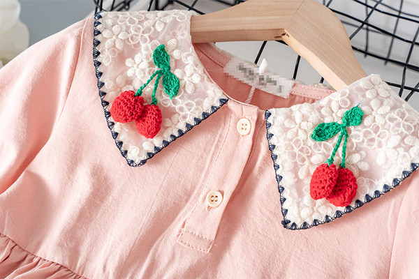 Új modell gyerekruha klasszikus gallérral és táskával