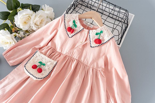 Új modell gyerekruha klasszikus gallérral és táskával