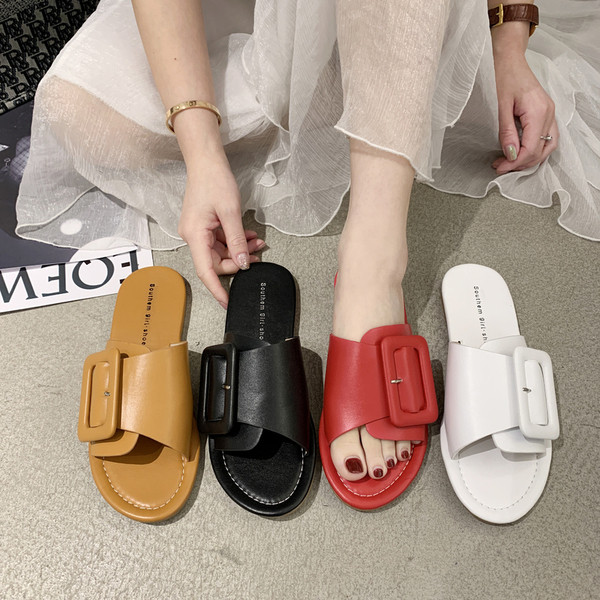 Női bőr papucs nagy csattal