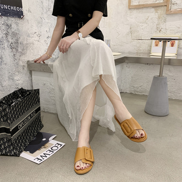 Női bőr papucs nagy csattal