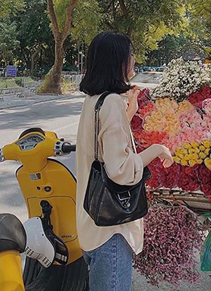 Női bőr válltáska fém fogantyúval