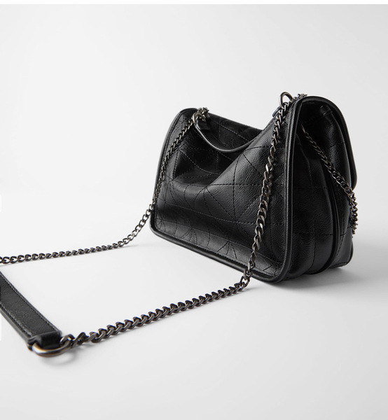 Női bőr válltáska fém fogantyúval