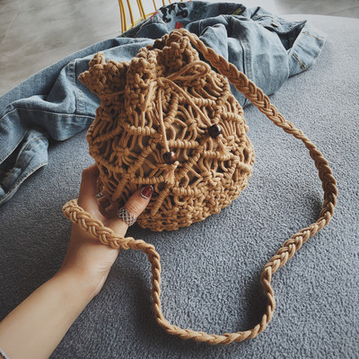 Modern, kerek kötött női táska
