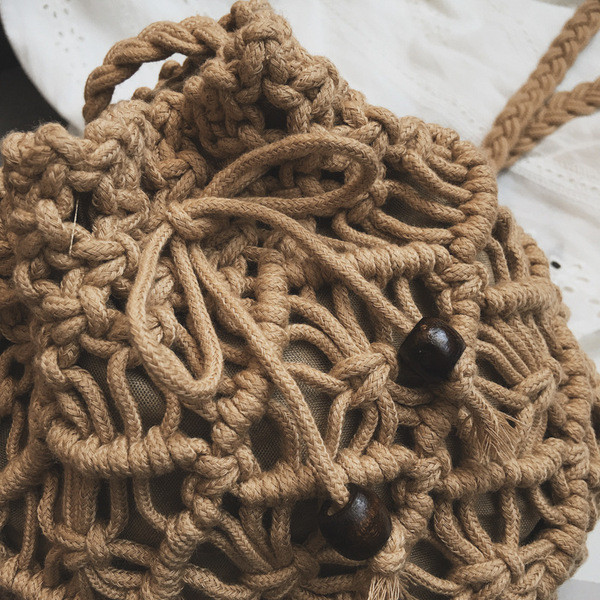 Modern, kerek kötött női táska