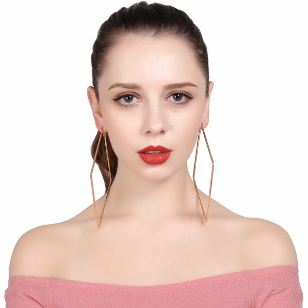 Dabartiniai dviejų modelių moteriški auskarai